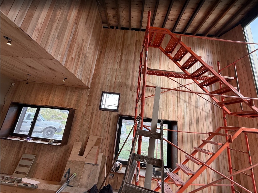 Surface Construcciones — Construcción de recepción de complejo, detalle de estructura y escalera de madera